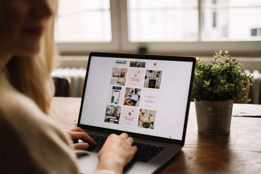 Warum Feeddesign nicht alles ist – Jessica Diehl sitzt am Laptop (Macbook) und schaut sich ihren Instagram Feed an