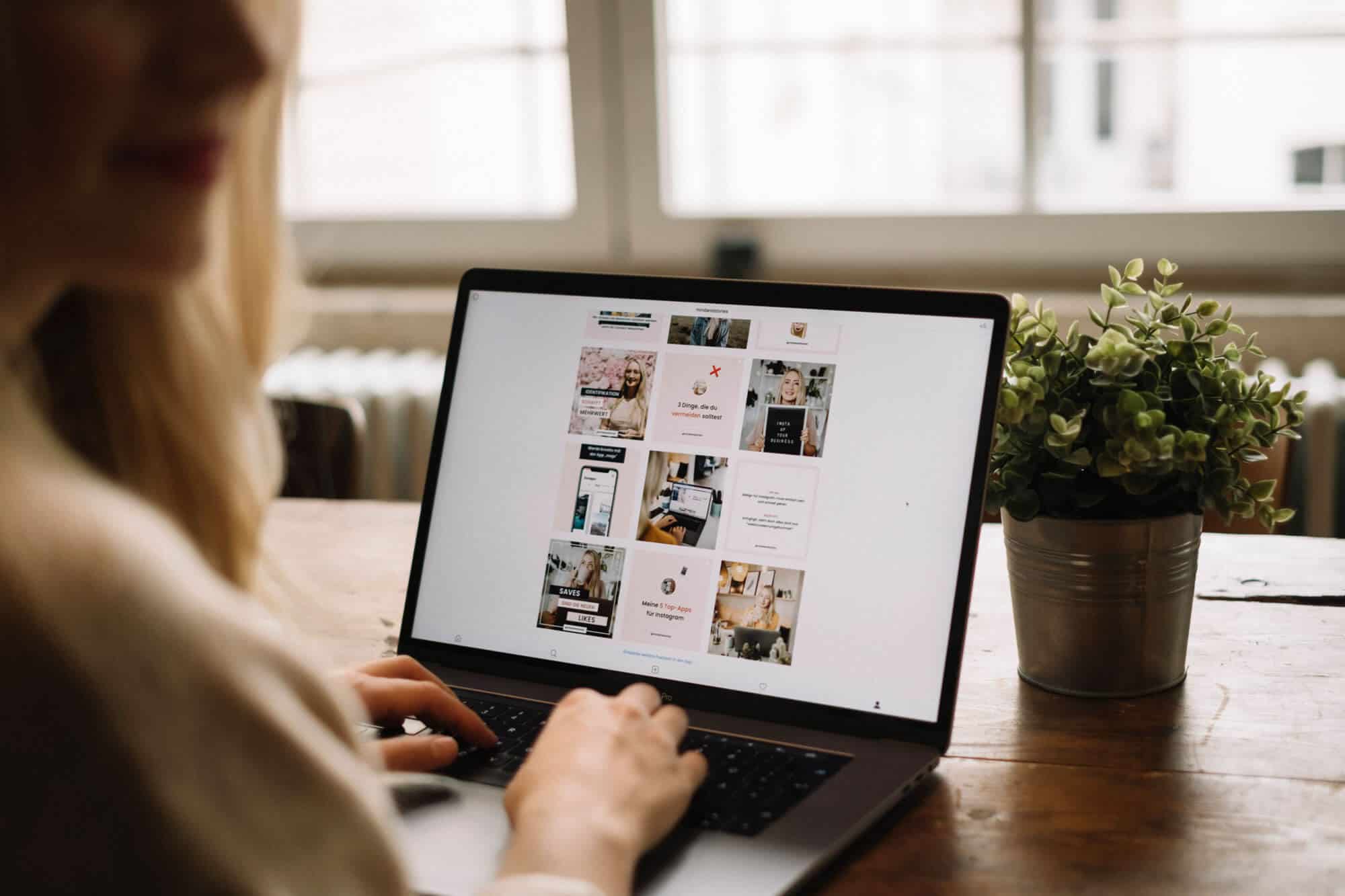 Warum Feeddesign nicht alles ist – Jessica Diehl sitzt am Laptop (Macbook) und schaut sich ihren Instagram Feed an