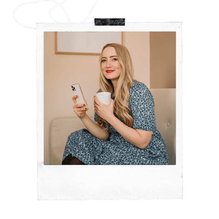Polaroid von Jessica mit Phone und Kaffeebecher