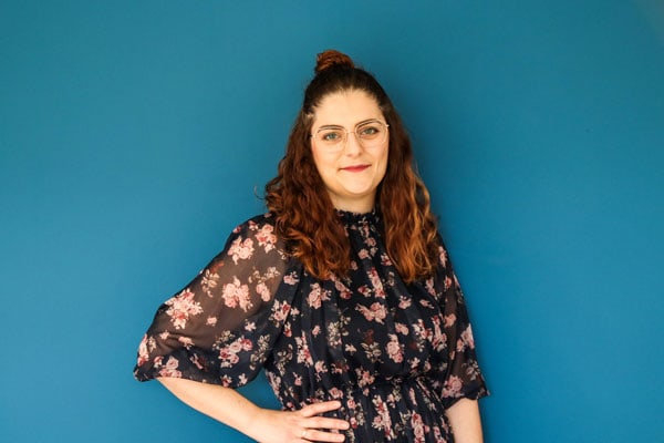Portrait Viktoria Kux vor blauer Wand