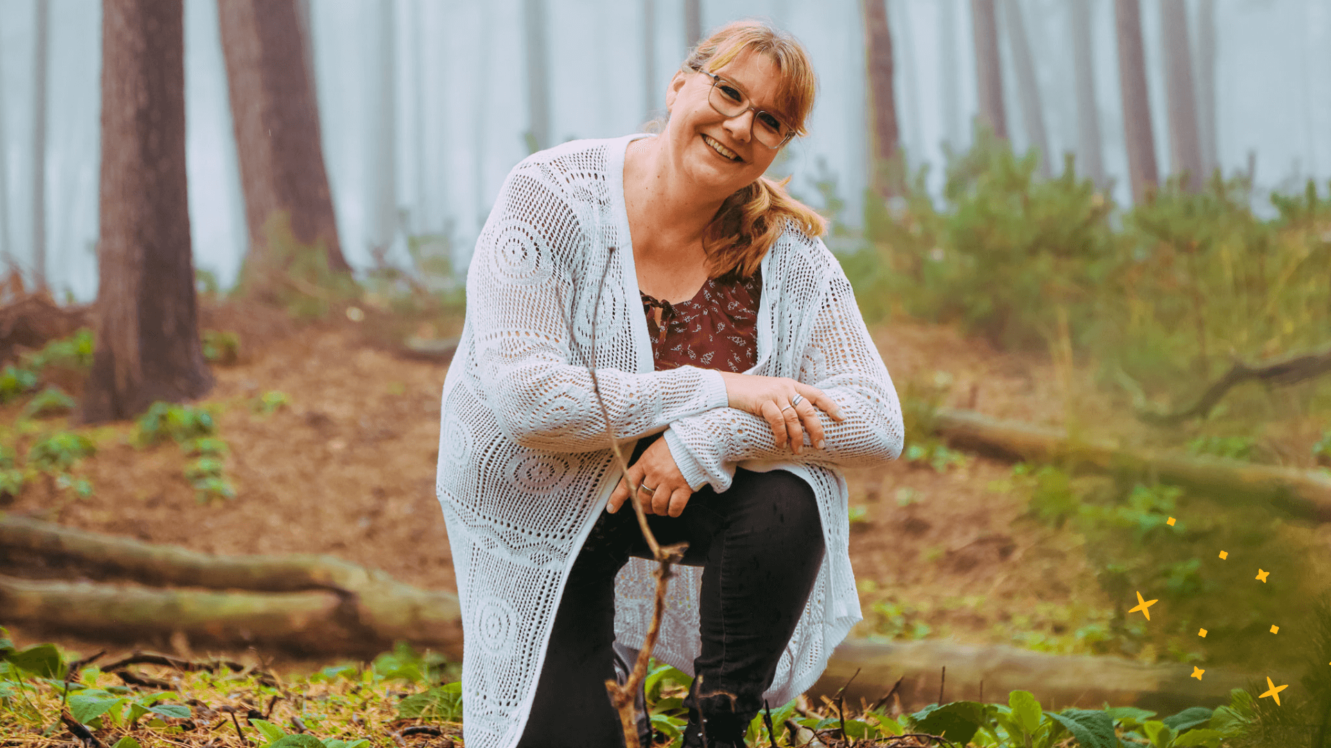 Melanie Steinkamp von lieblingsselbst.de sitzt im Wald